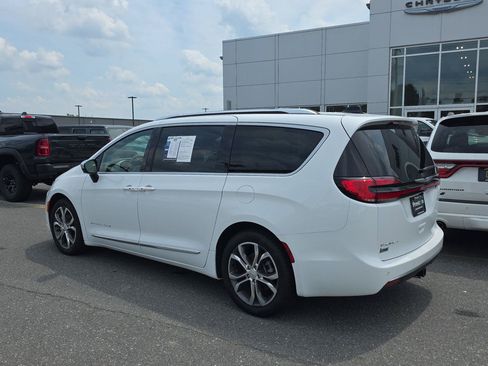 Used 2026 Chrysler Pacifica Pinnacle w/ Trailer Tow Group FWD image 8