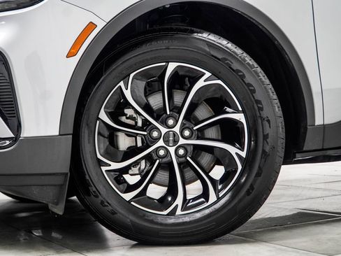 Used 2025 Lincoln Nautilus Premier AWD/4WD image 6