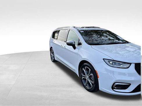 Used 2026 Chrysler Pacifica Pinnacle FWD image 9
