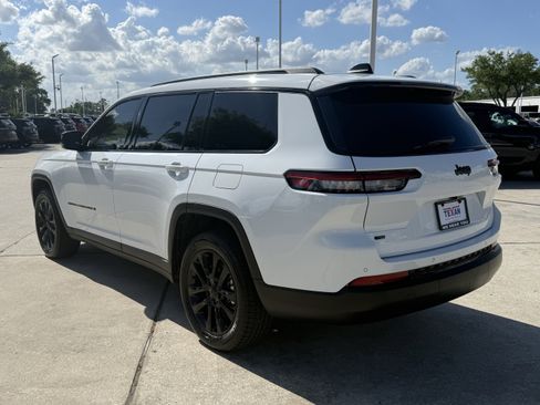 Used 2023 Jeep Grand Cherokee L Laredo image 7