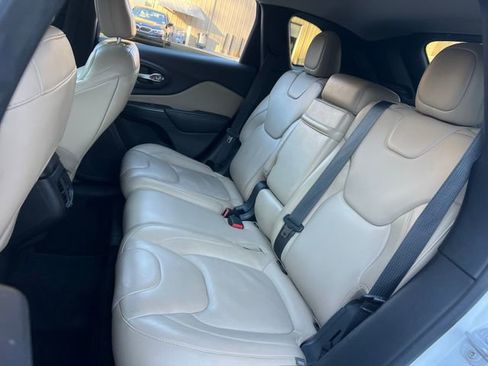 Used 2017 Jeep Cherokee Limited image 18