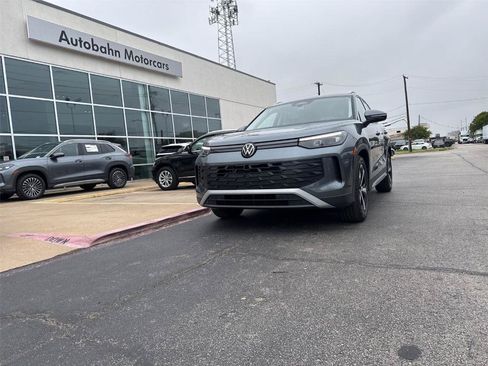 Certified 2025 Volkswagen Tiguan SE FWD image 1
