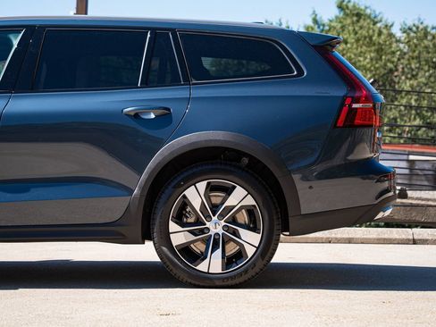 New 2026 Volvo V60 B5 Cross Country Plus w/ Protection Package Premier AWD/4WD image 4