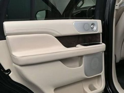 Used 2019 Lincoln Navigator Reserve AWD/4WD image 12