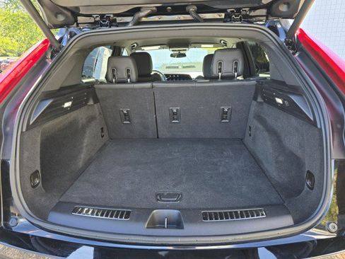 Used 2025 Cadillac XT4 Premium Luxury image 10