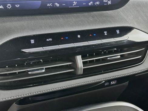 Used 2025 Buick Enclave Preferred FWD image 24