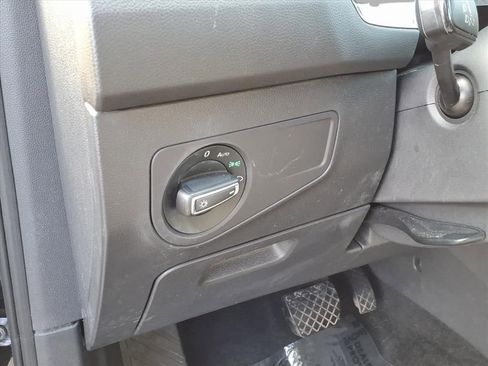 Used 2021 Volkswagen Tiguan SE image 18