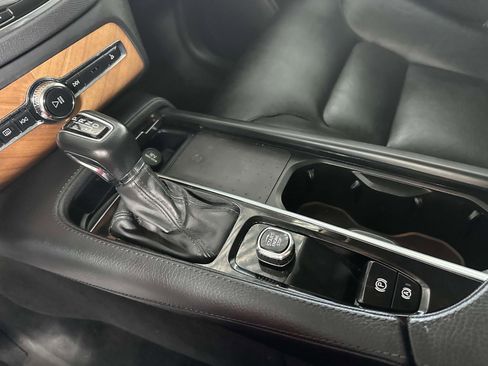 Certified 2022 Volvo XC90 T6 Momentum image 31