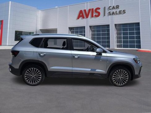 Used 2025 Volkswagen Taos SE FWD image 5