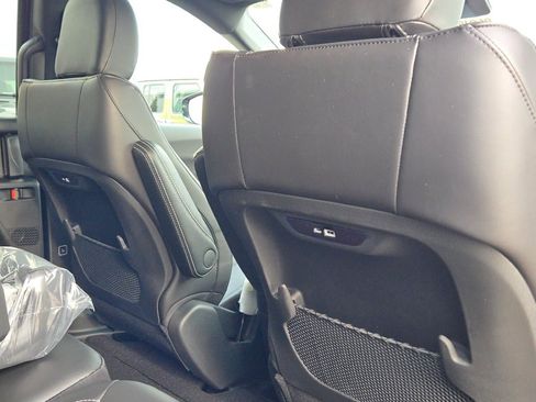 New 2026 Chrysler Pacifica Select image 11