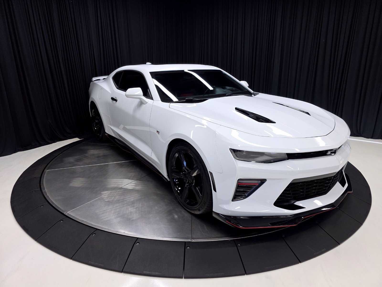 Used 2018 Chevrolet Camaro SS RWD image 7
