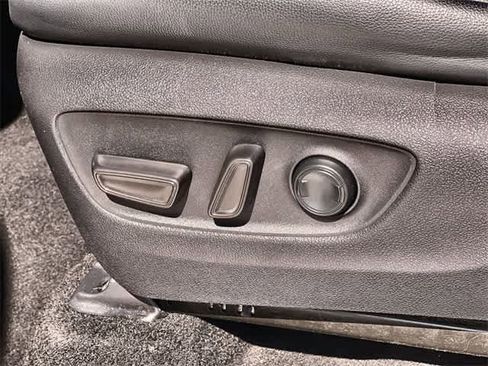 Used 2020 Toyota Highlander XLE image 31