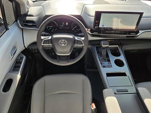 Used 2025 Toyota Sienna XLE w/ XLE Plus Package FWD image 12