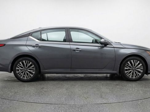 Used 2025 Nissan Altima 2.5 SV image 11