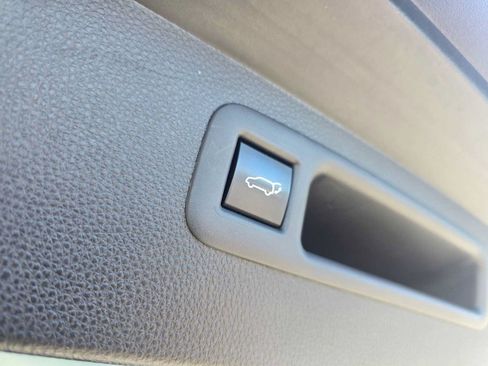 Used 2022 Toyota Highlander LE AWD/4WD image 15