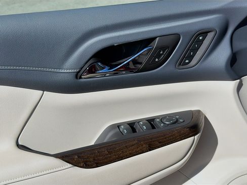 Used 2022 GMC Acadia Denali w/ Denali Ultimate Package image 17