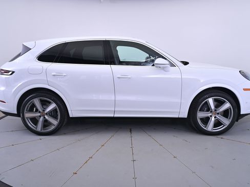 Used 2025 Porsche Cayenne image 8