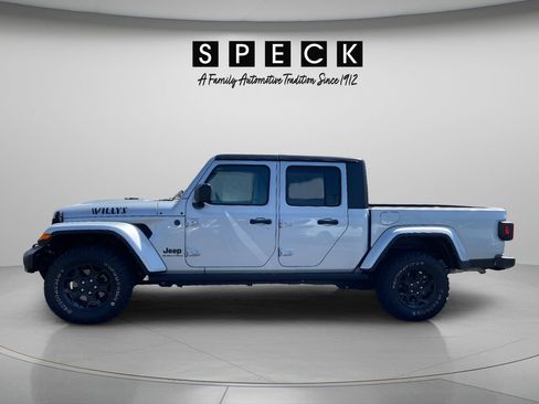 Used 2023 Jeep Gladiator Sport AWD/4WD image 2