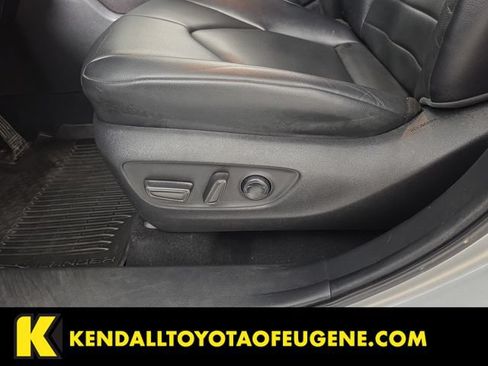 Used 2022 Toyota Highlander XLE AWD/4WD image 19