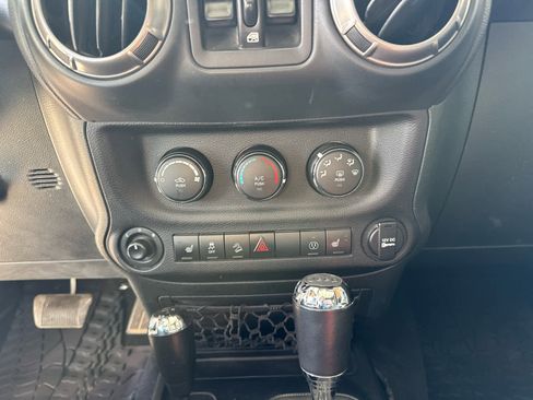 Used 2018 Jeep Wrangler Unlimited Sahara image 30