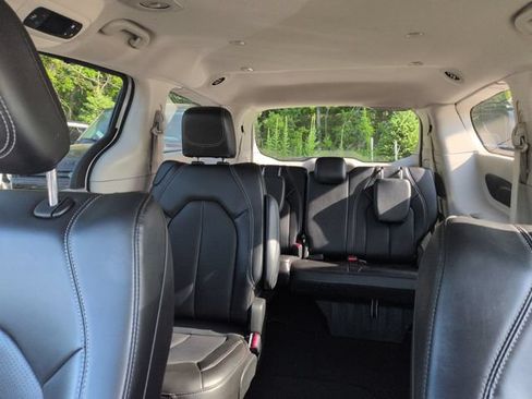 Used 2023 Chrysler Pacifica Touring-L FWD image 51