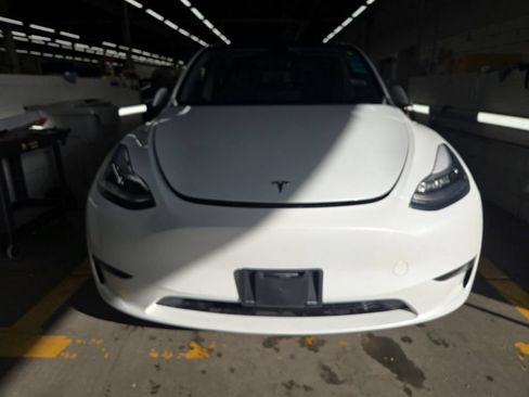 Used 2023 Tesla Model Y Long Range AWD/4WD image 2