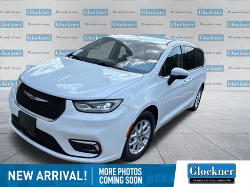Used 2023 Chrysler Pacifica Touring-L FWD image 1