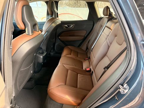 Used 2018 Volvo XC60 T6 Momentum w/ Vision Package image 18