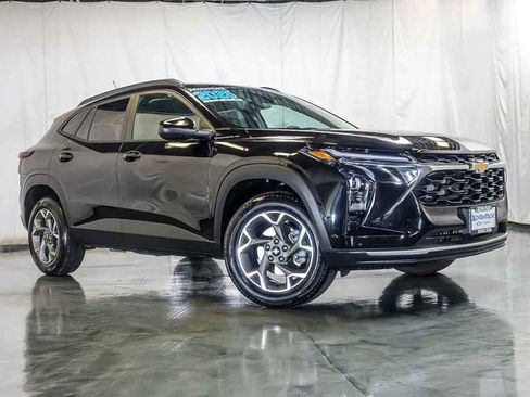 Used 2025 Chevrolet Trax LT w/ Driver Confidence Package FWD image 2