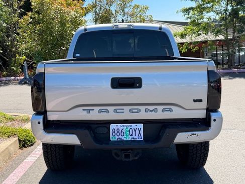 Used 2021 Toyota Tacoma TRD Sport w/ TRD Premium Sport Package AWD/4WD image 6