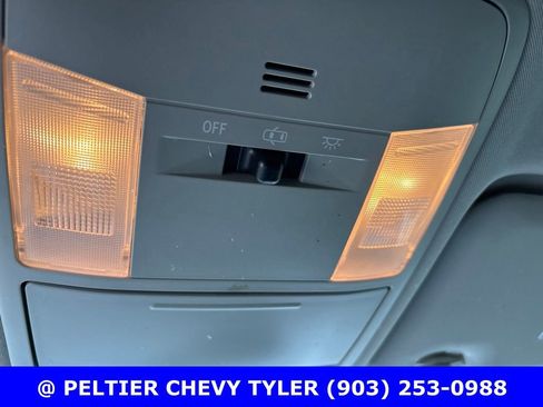 Used 2018 Toyota RAV4 LE FWD image 17