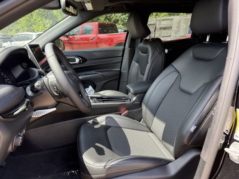 New 2025 Jeep Compass Latitude w/ Sun & Sound Group image 14