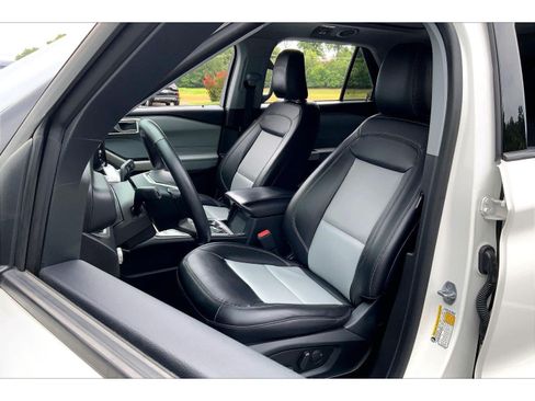Used 2022 Ford Explorer XLT w/ Equipment Group 202A AWD/4WD image 24