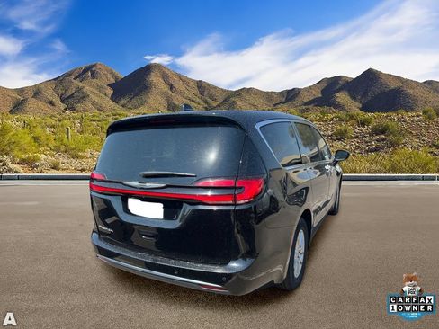 Used 2024 Chrysler Pacifica Touring-L FWD image 4