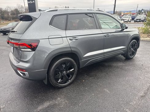 New 2026 Volkswagen Taos SE FWD image 4