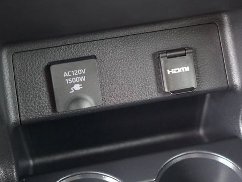 Used 2023 Toyota Sienna Limited image 34