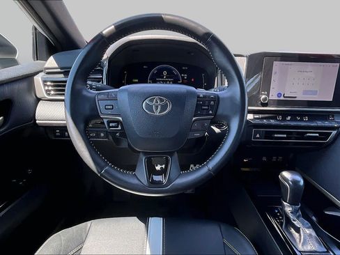 Used 2025 Toyota Camry SE FWD image 6