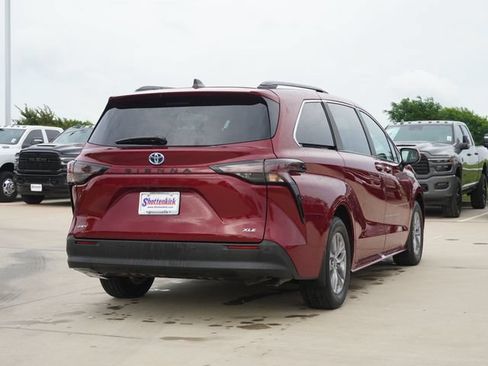 Used 2025 Toyota Sienna XLE FWD image 9