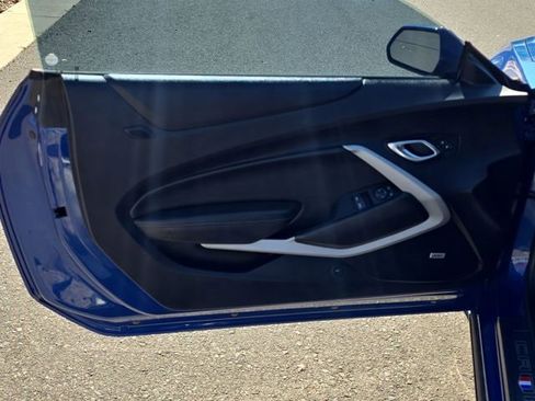 Used 2020 Chevrolet Camaro LT w/ Technology Package image 11