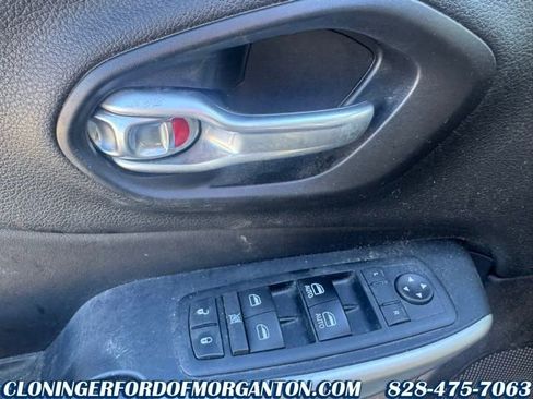 Used 2017 Jeep Cherokee Trailhawk image 25