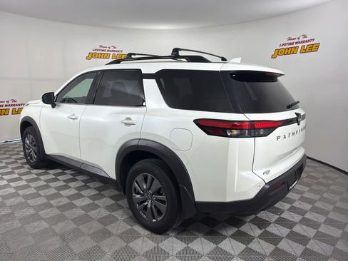 Certified 2024 Nissan Pathfinder SV FWD image 3