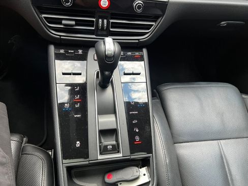 Used 2025 Porsche Macan w/ Premium Package Plus AWD/4WD image 40
