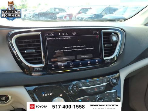 Used 2023 Chrysler Pacifica Touring-L FWD image 19