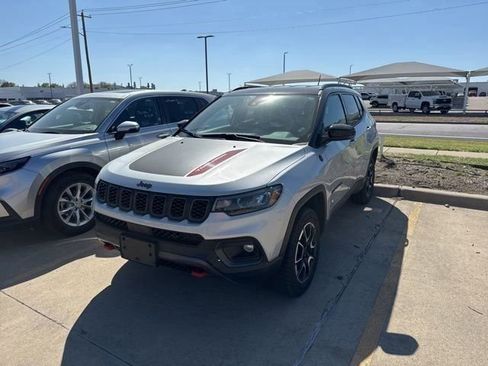 Used 2025 Jeep Compass Trailhawk image 3