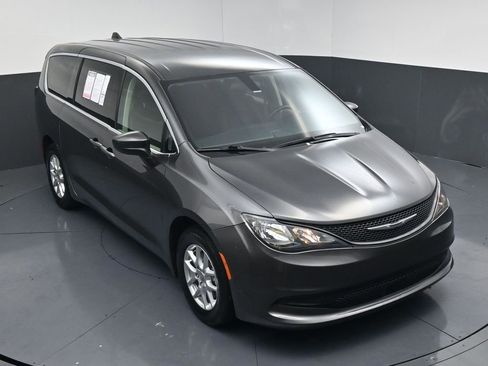 Used 2022 Chrysler Voyager LX image 16
