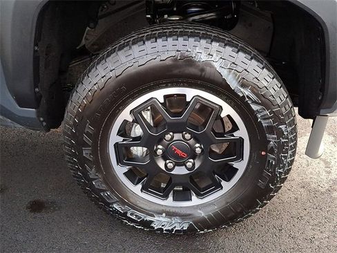 Certified 2025 Toyota Tacoma TRD Off-Road image 12