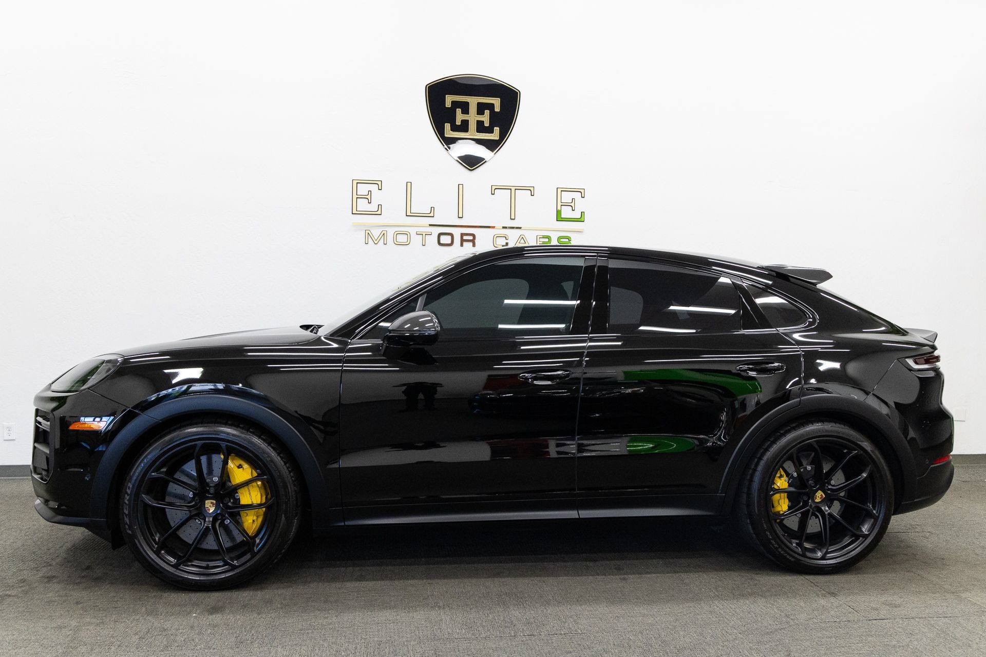Used 2024 Porsche Cayenne Turbo GT AWD/4WD image 2