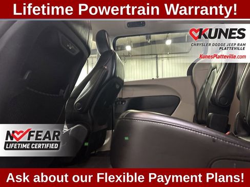 Used 2023 Chrysler Pacifica Touring-L image 15