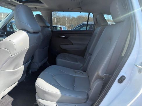 Used 2022 Toyota Highlander XLE image 19