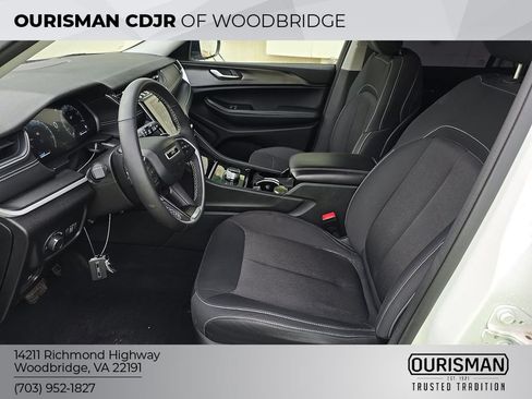 Used 2023 Jeep Grand Cherokee Laredo w/ Luxury Tech Group I AWD/4WD image 5
